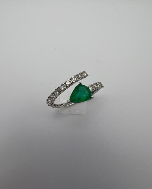 Ring in White Gold 18K. With Emerald and Diamonds